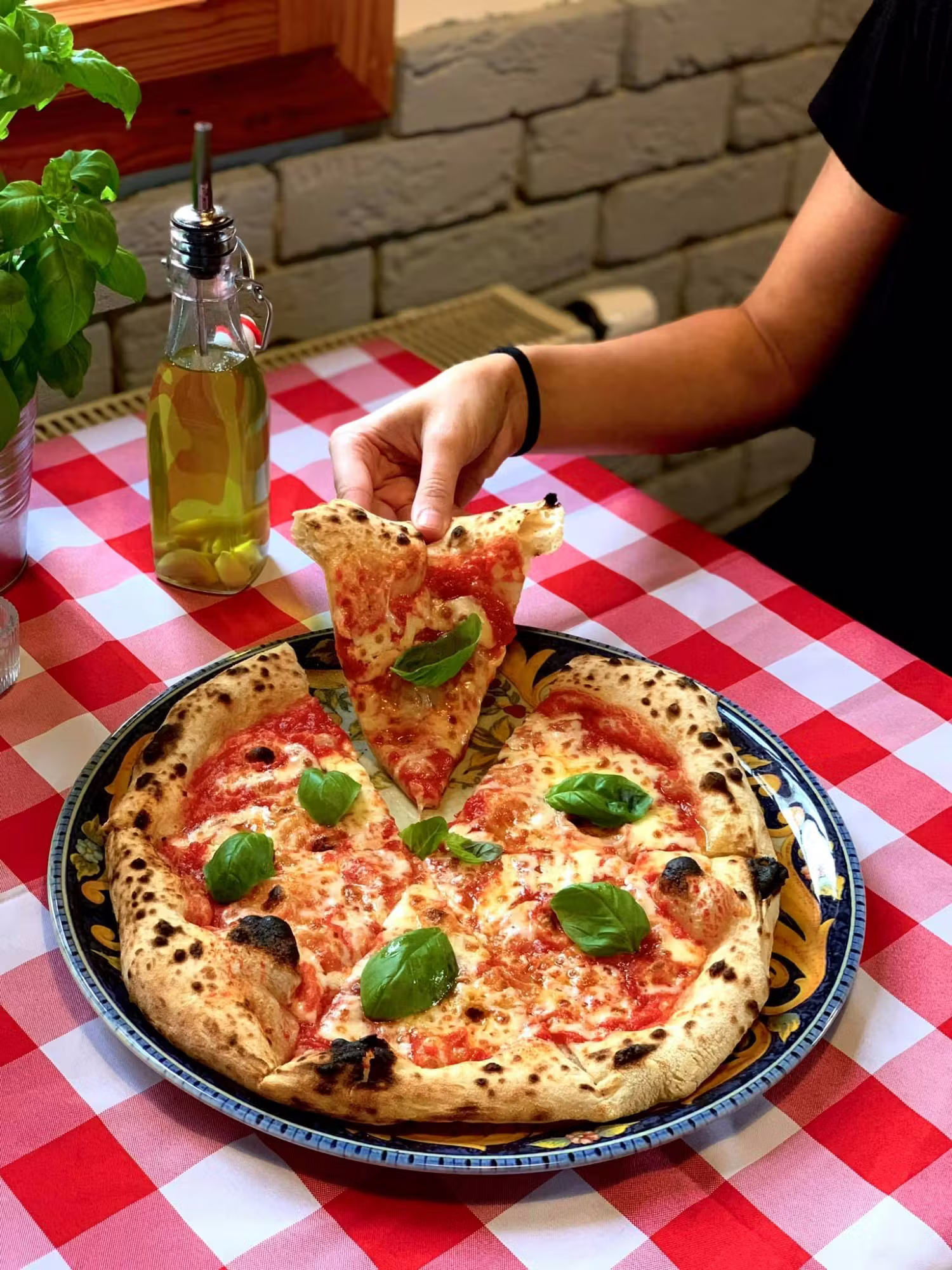 Pizza Margherita z świeżą bazylią i oliwą Extra Virgin